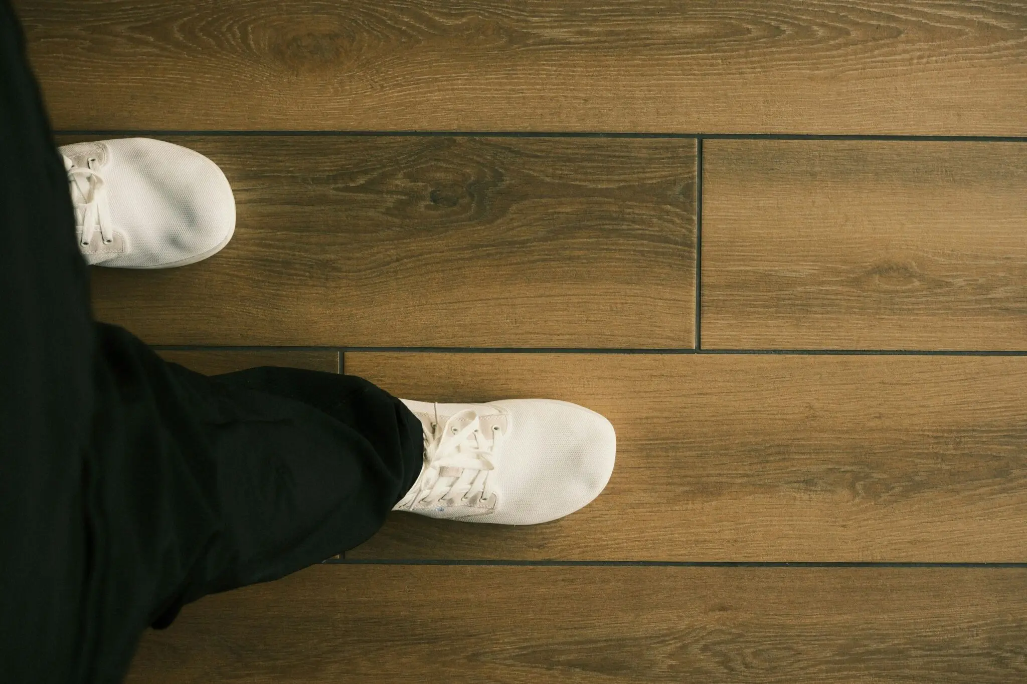 Chequeo matinal de equilibrio a una pierna: 10 segundos para medir tu estabilidad real 1 Merca2 prueba de equilibrio