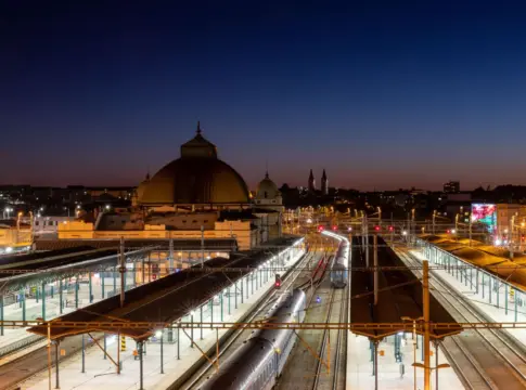 Estación ferroviaria iluminada al anochecer Renfe asientos regionales