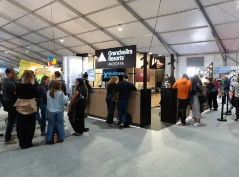 Estand de Grandvalira Resorts en la feria Visitantes recorren el estand de Grandvalira Resorts en una feria interior de Andorra.