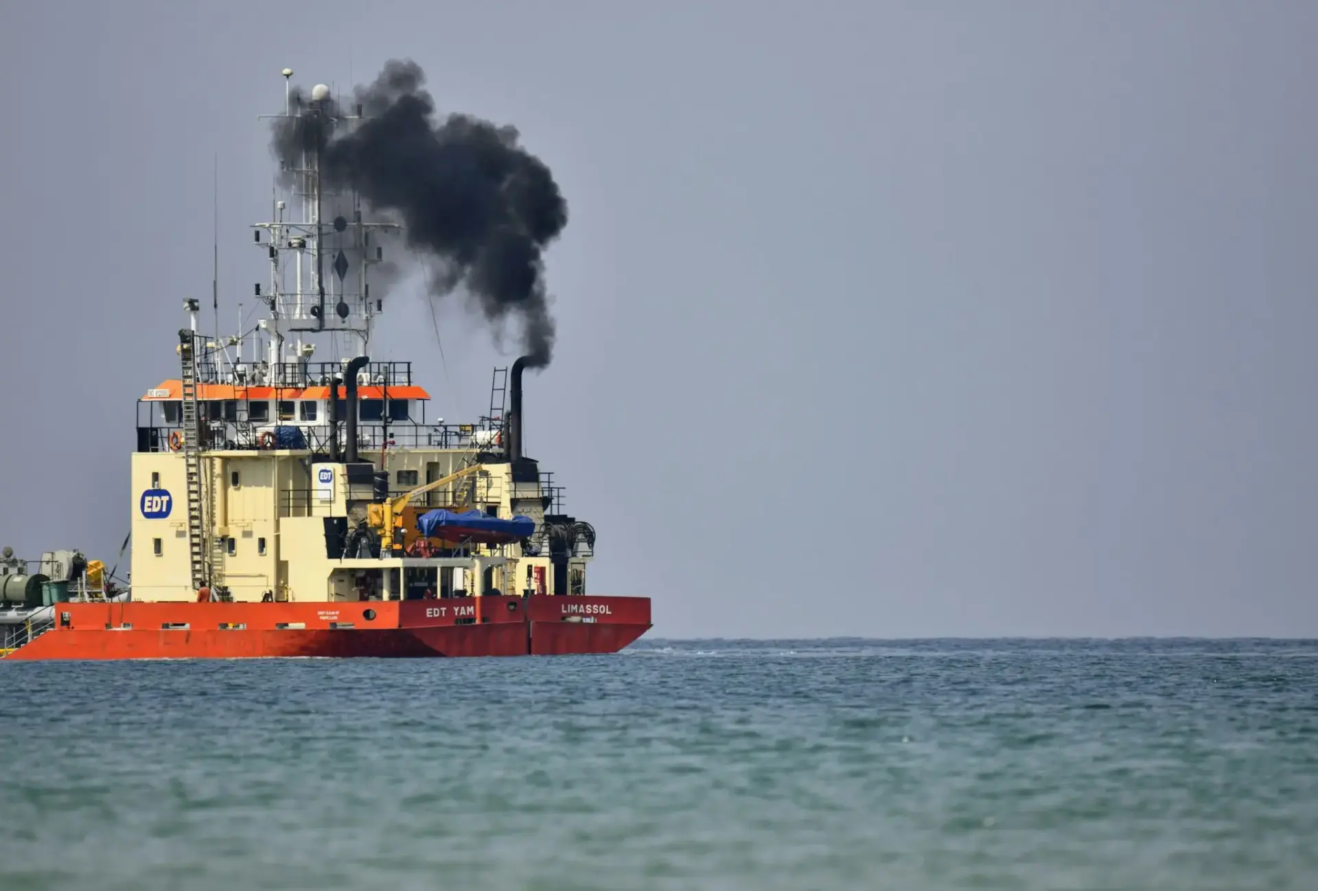 estrecho-ormuz-buque-llamas-petroleo-portada estrecho de Ormuz