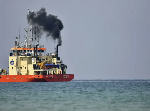 estrecho-ormuz-buque-llamas-petroleo-portada estrecho de Ormuz