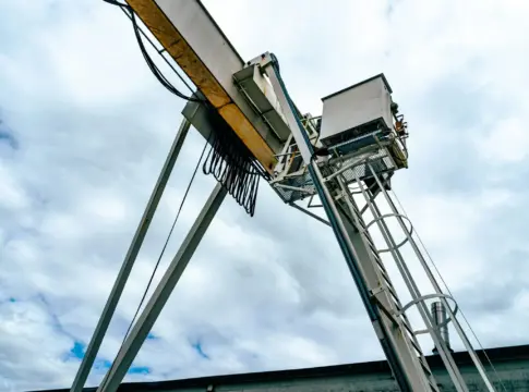 Estructura metálica sobre una vía radar térmico DGT