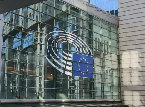 Emblema y bandera en fachada acristalada financiación climática BEI