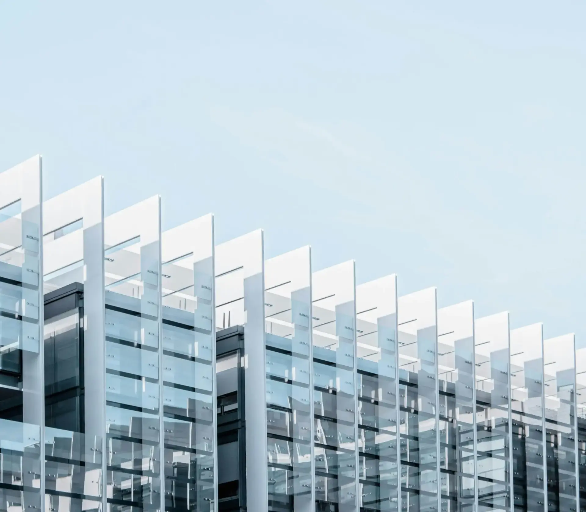 Fachada de edificio moderno acristalado Google AI Overviews