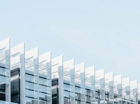Fachada de edificio moderno acristalado Google AI Overviews