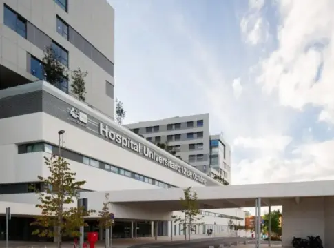 Fachada del Hospital Universitario 12 de Octubre Fachada del Hospital Universitario 12 de Octubre con acceso principal cubierto.