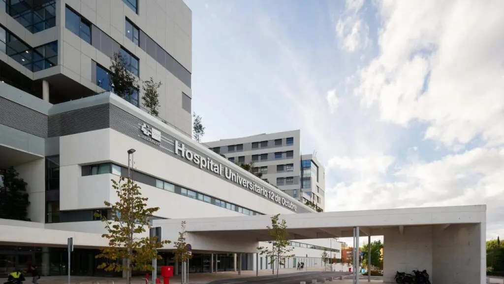 Fachada del Hospital Universitario 12 de Octubre Fachada del Hospital Universitario 12 de Octubre con acceso principal cubierto.