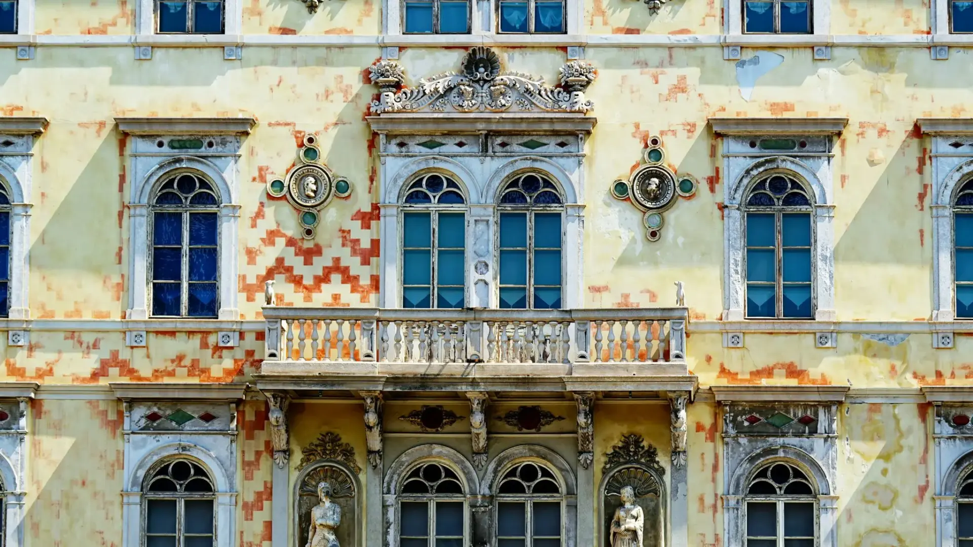 Fachada ornamentada con balcón central hotel palacio Castilla Termal