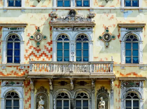 Fachada ornamentada con balcón central hotel palacio Castilla Termal