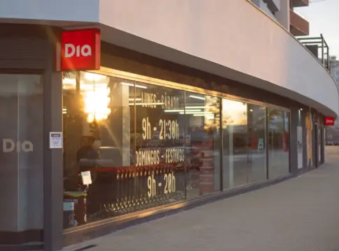 Fachada de un supermercado Dia Fachada de un supermercado Dia con escaparates y carros de compra al atardecer