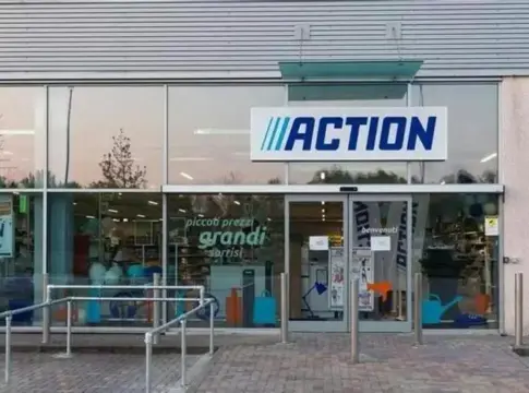 Fachada de una tienda Action Entrada de una tienda Action con fachada acristalada y el logotipo sobre la puerta.