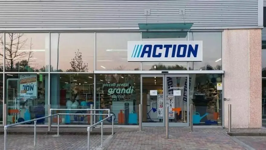 Fachada de una tienda Action Entrada de una tienda Action con fachada acristalada y el logotipo sobre la puerta.