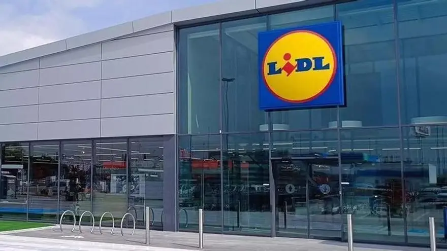Fachada de una tienda Lidl Fachada acristalada de una tienda Lidl con el logotipo visible sobre la entrada.