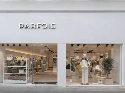 Escaparate de una tienda Parfois Fachada de una tienda Parfois con escaparate de accesorios, ropa y maniquí.