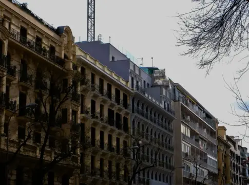 Fachadas de edificios residenciales urbanos competencia vivienda alquiler