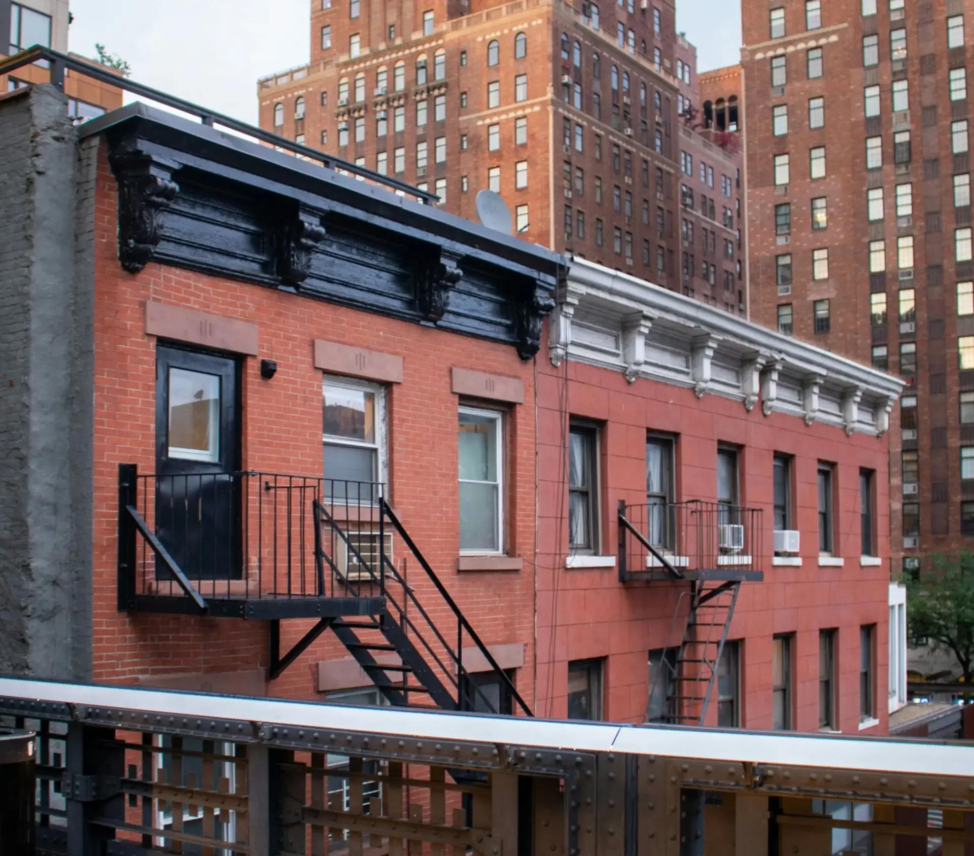 Fachadas de ladrillo y escaleras exteriores estudio Pollock Krasner Manhattan