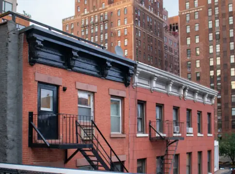 Fachadas de ladrillo y escaleras exteriores estudio Pollock Krasner Manhattan