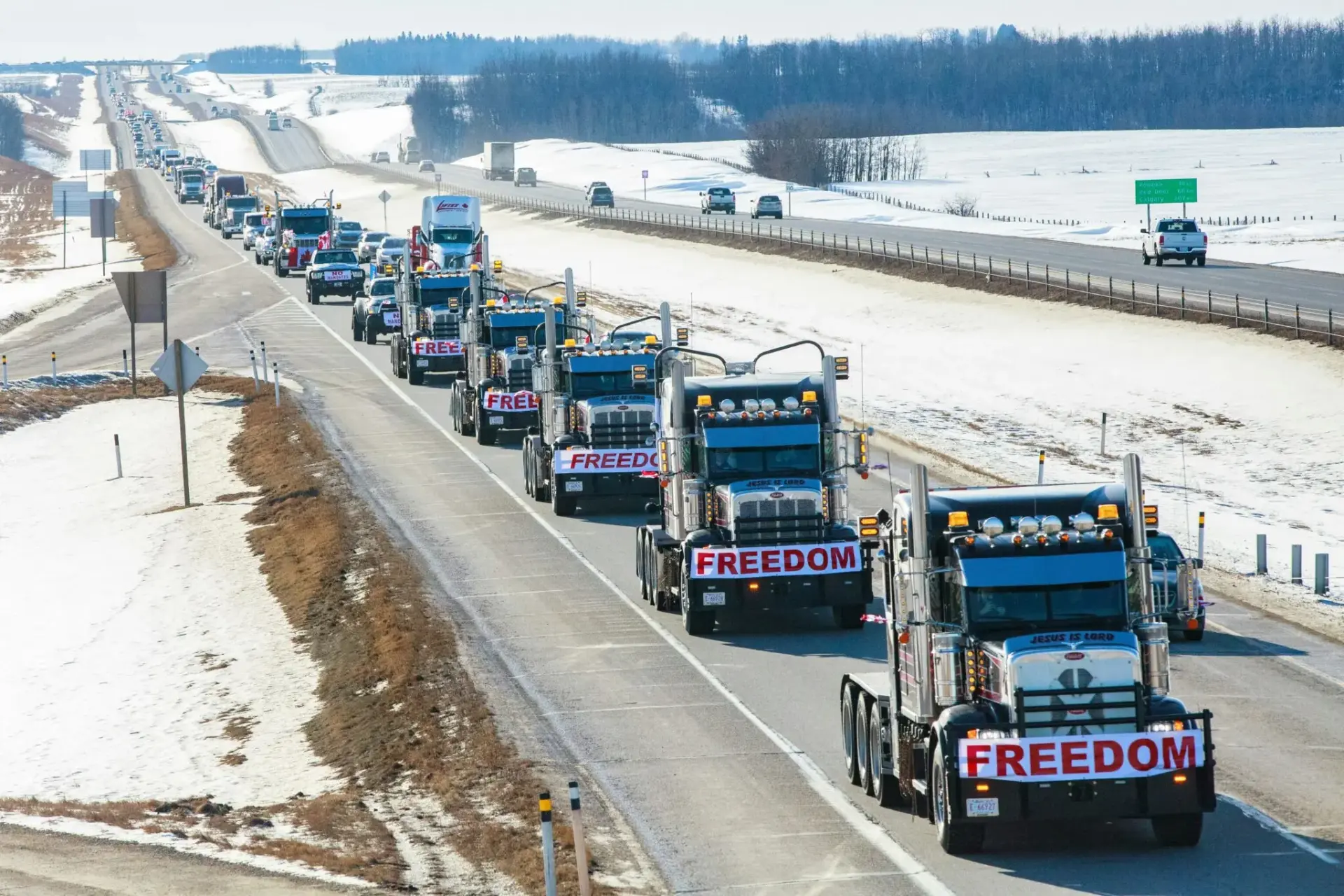 Camiones con pancartas en carretera nevada protesta camioneros Italia