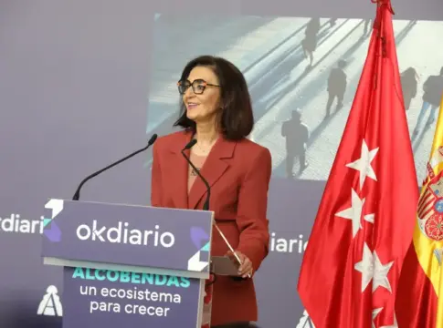Intervención en el foro de empresas de Alcobendas Mujer con traje rojo habla desde un atril del foro de empresas de Alcobendas.