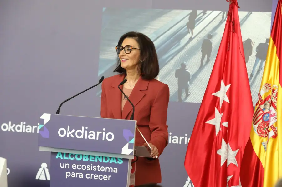 Intervención en el foro de empresas de Alcobendas Mujer con traje rojo habla desde un atril del foro de empresas de Alcobendas.