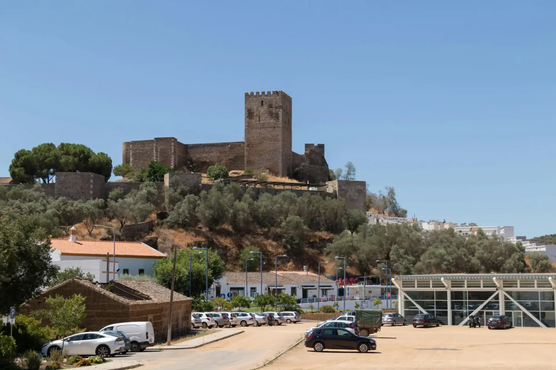 Fortaleza de piedra sobre una ladera ADN península ibérica