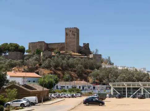 Fortaleza de piedra sobre una ladera ADN península ibérica