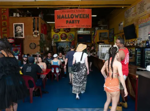 Interior concurrido de un bar con cartel de Halloween empleo Halloween