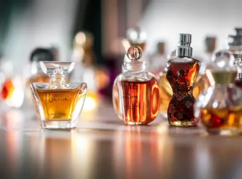 Frascos de perfume de distintos colores Dior Originals perfumes archivo