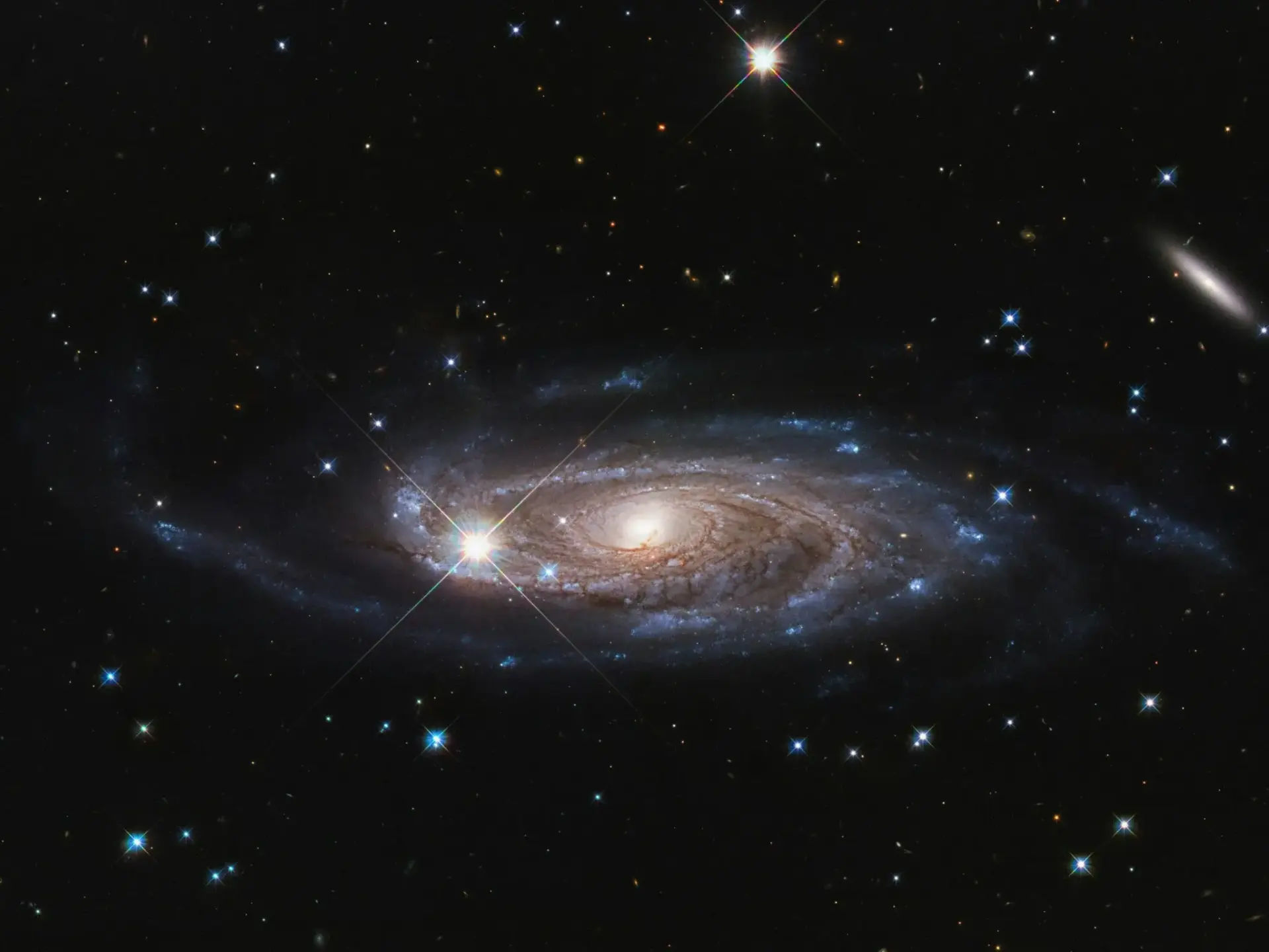 Galaxia espiral en un campo estelar lentes gravitacionales Hubble