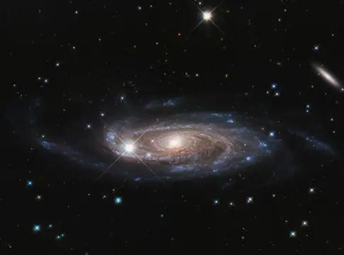 Galaxia espiral en un campo estelar lentes gravitacionales Hubble