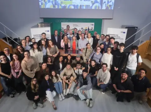 Grupo posa en el auditorio del CIO Mijas Grupo numeroso posa en un auditorio bajo carteles sobre hostelería y hospitality.