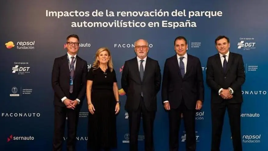 Cinco personas posan ante un fondo sobre la renovación del parque automovilístico en España.