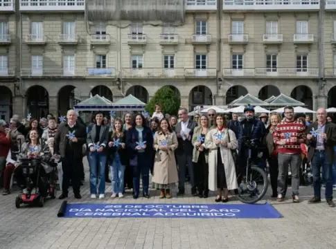 Grupo en el Día del Daño Cerebral Grupo de personas posa tras una pancarta del Día del Daño Cerebral Adquirido.