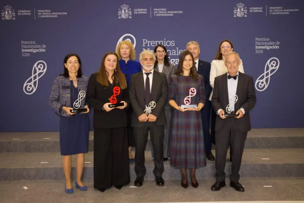 Grupo de personas posa con trofeos ante el fondo de los Premios Nacionales de Investigación 2026