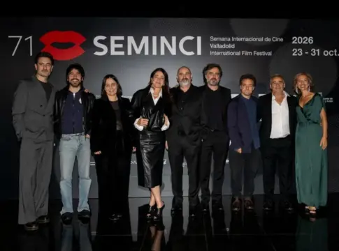 Grupo posa ante el cartel de Seminci Nueve personas posan frente al cartel de la 71.ª edición de Seminci.