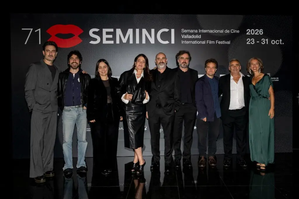 Nueve personas posan frente al cartel de la 71.ª edición de Seminci.