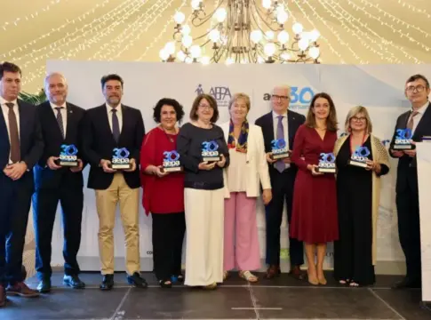 Grupo posa con reconocimientos de AEPA Grupo de personas posa con reconocimientos de AEPA durante su aniversario de 30 años.