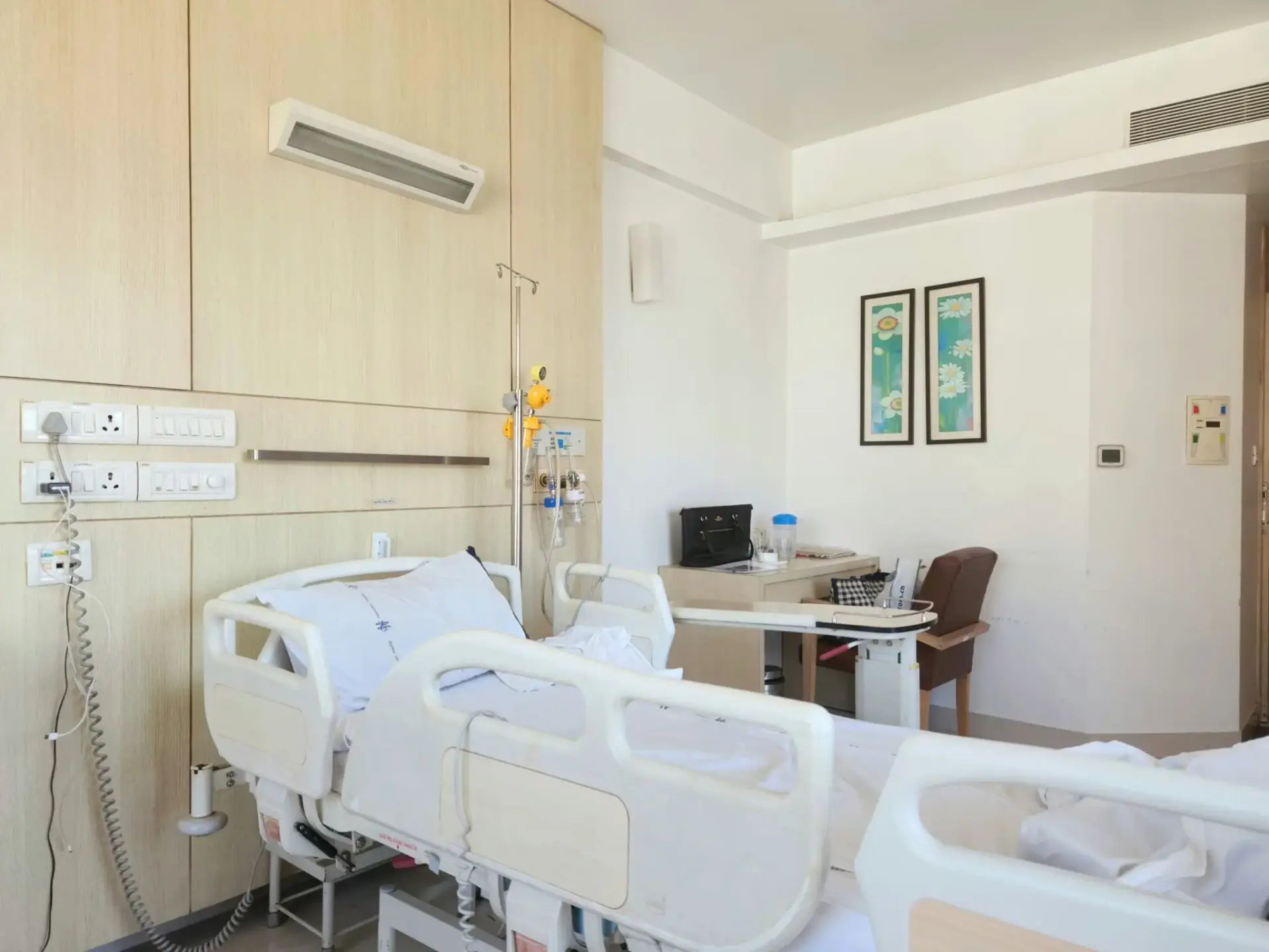 Habitación hospitalaria con camas y equipo médico tejido autodesinfectante