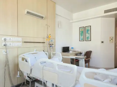 Habitación hospitalaria con camas y equipo médico tejido autodesinfectante