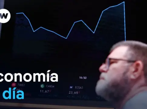 Hombre frente a una pantalla financiera bolsa de São Paulo