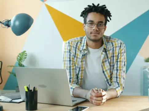 Hombre sentado frente a un portátil dominio y hosting pyme
