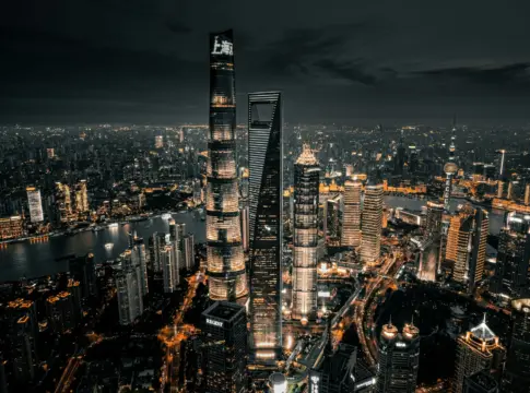 Rascacielos de Shanghái iluminados de noche quinto pleno China