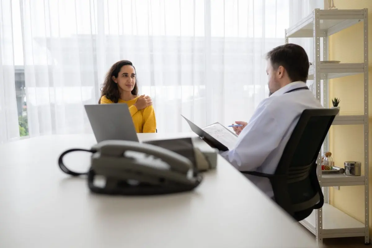 Mujer en una consulta médica