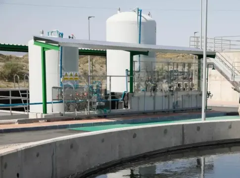 Instalación para el tratamiento de aguas Instalación de tratamiento de agua con depósitos, tuberías y una balsa circular.