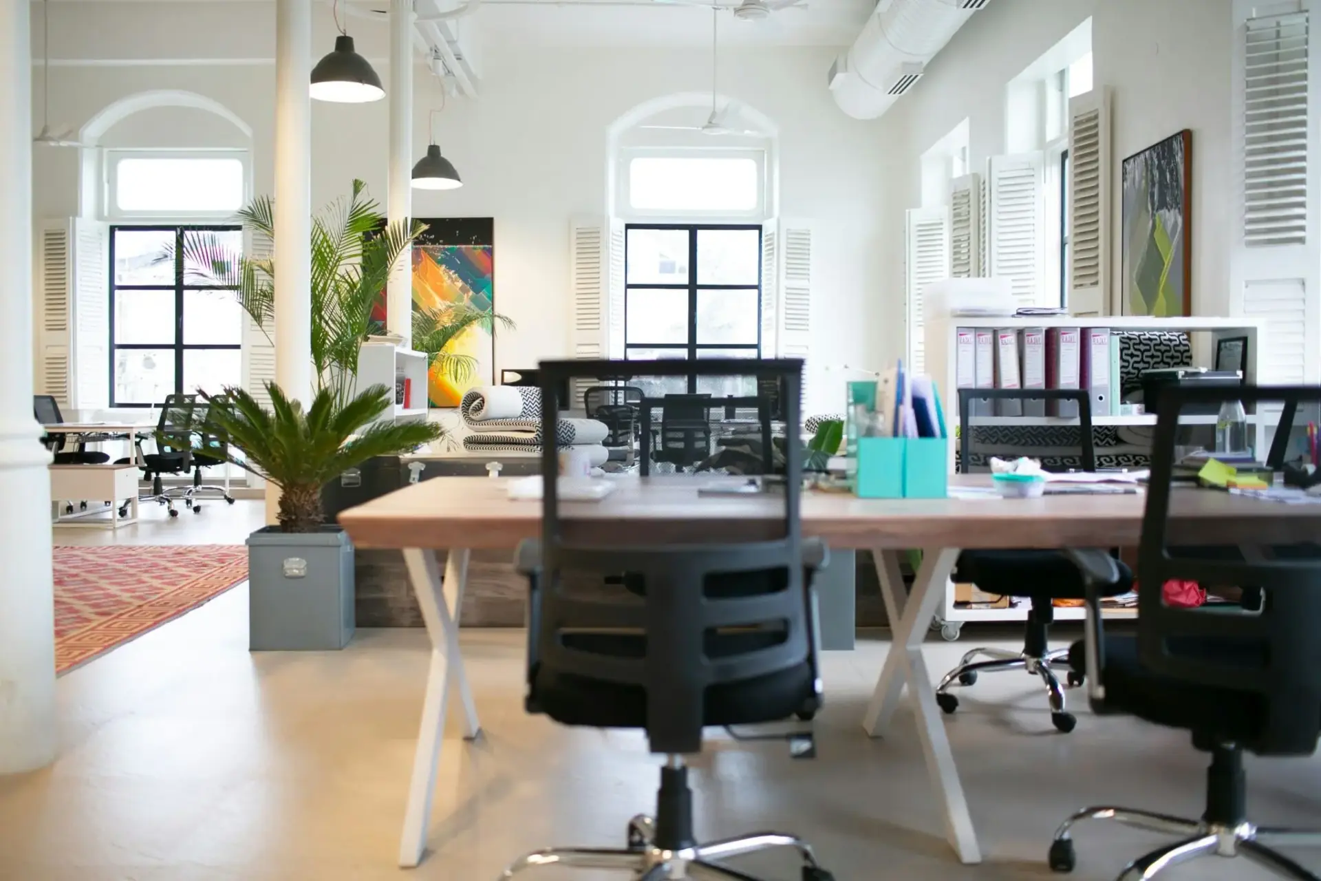Interior luminoso de una oficina compartida IA empleo España