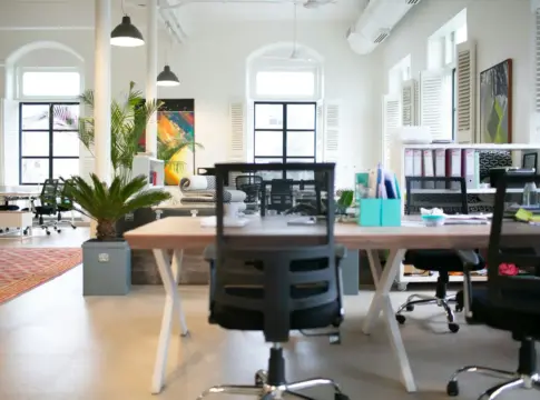 Interior luminoso de una oficina compartida IA empleo España