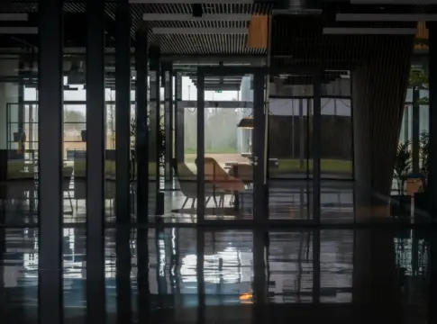 Interior de oficina acristalada empleos IA Navarra