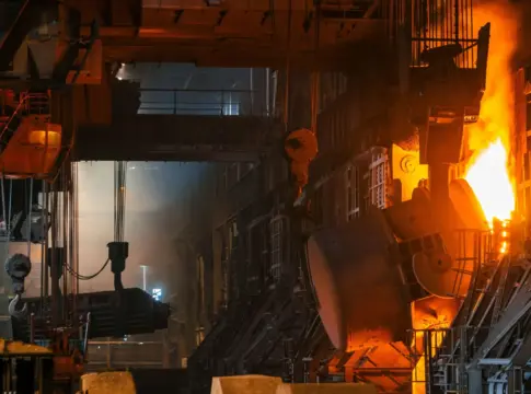 Metal fundido en una planta siderúrgica empleo sector metal
