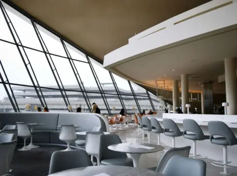 Sala de espera con grandes ventanales Centurion Lounge Ámsterdam