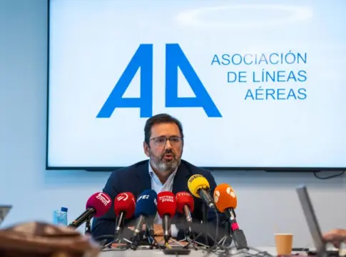 Javier Gándara ante los micrófonos Javier Gándara ante varios micrófonos, con el logotipo de ALA detrás.